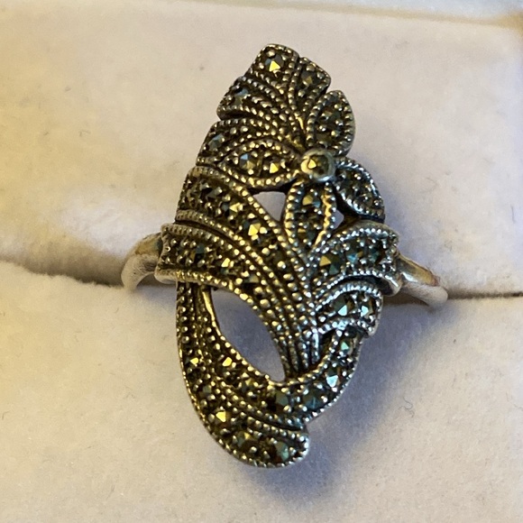 Exquisite Sterling/Marcasite Ring (9) - Picture 5 of 5